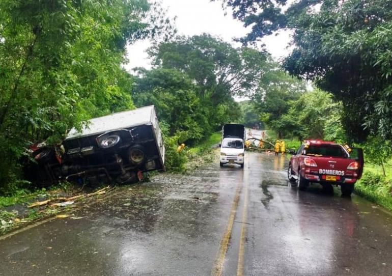 Vehículo Furgón sufrió accidente por caída de árbol en la vía Yopal – Paz de Ariporo 