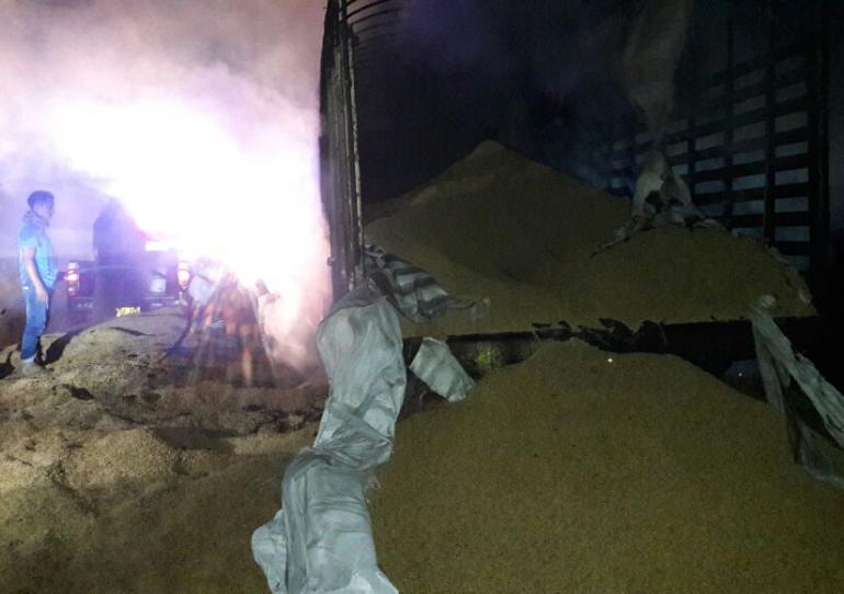 Camión que transportaba arroz resultó incinerado luego que se le estallara una llanta