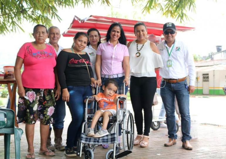 Gestora Social Marisela Duarte continúa su recorrido por el departamento entregando sillas de ruedas
