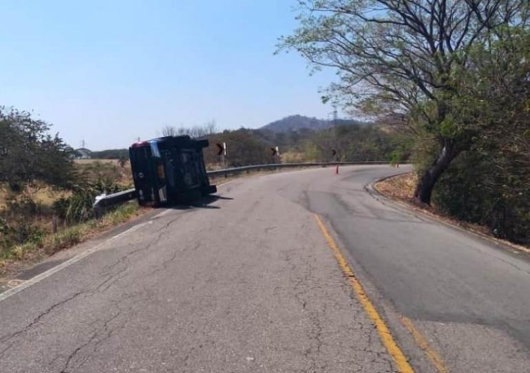 Accidente de tránsito tipo volcamiento lateral en la vía Yopal – Paz de Ariporo