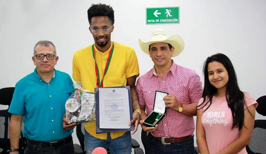 El deportista casanareño Braian Angola, fue condecorado por parte del gobernador Alirio Barrera