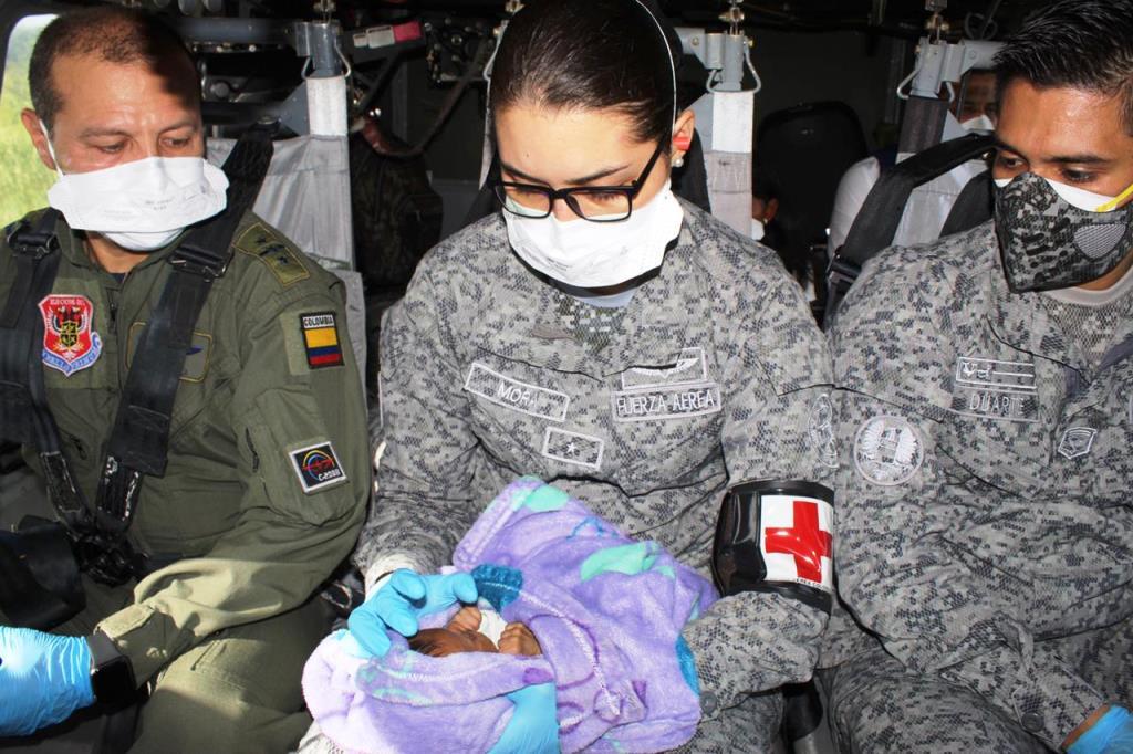 Dos bebés indígenas con alto grado de desnutrición fueron transportados por la fuerza aérea desde Caño Mochuelo