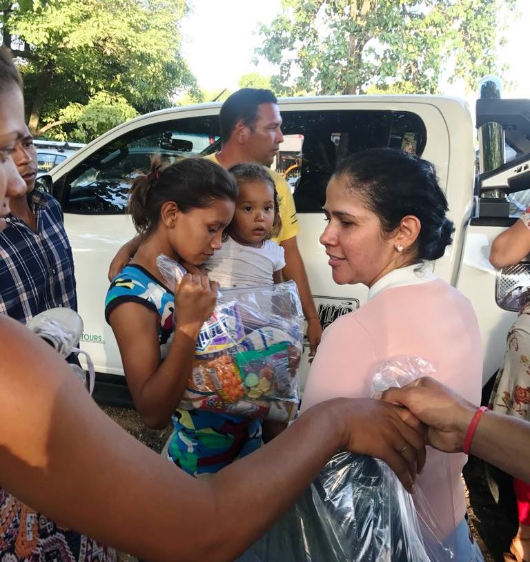 La gestora departamental Marisela Duarte entregó ayudas a venezolanos de van de paso por Casanare