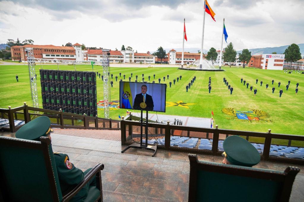 Presidente de Colombia asciende a 105 subtenientes del Ejército Nacional