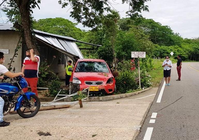 Automóvil terminó estrellado contra una vivienda en Hato Corozal