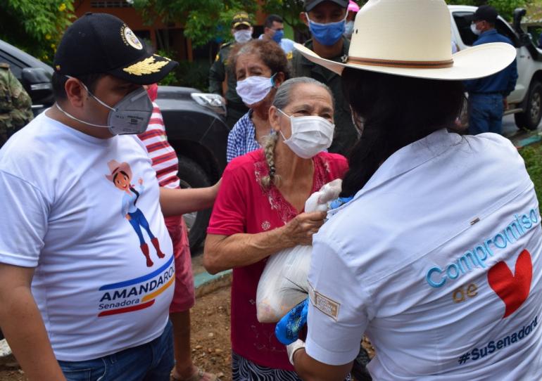 A nombre de su partido Senadora Amanda Rocío González entregó ayudas humanitarias en Trinidad