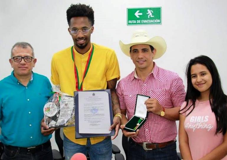 El deportista casanareño Braian Angola, fue condecorado por parte del gobernador Alirio Barrera