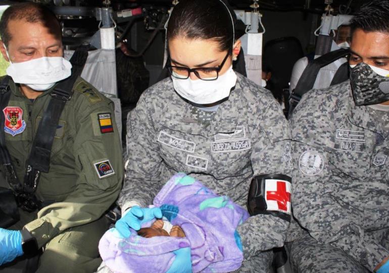  Dos bebés indígenas con alto grado de desnutrición fueron transportados por la fuerza aérea desde Caño Mochuelo