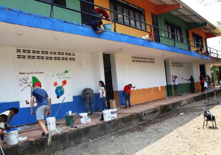 300 estudiantes de colegio de la vereda El Charte beneficiados por la Fuerza Aérea y el Club Rotario