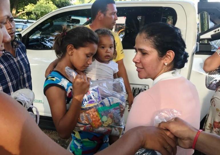 La gestora departamental Marisela Duarte entregó ayudas a venezolanos de van de paso por Casanare