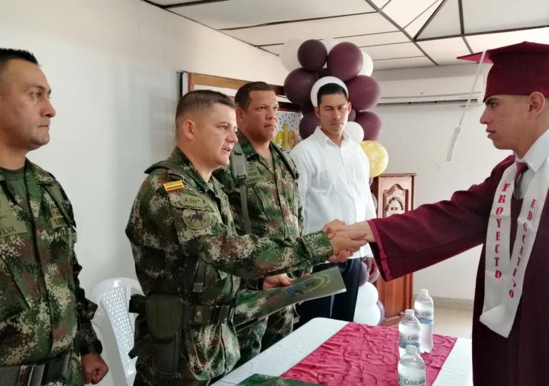En Tame 24 soldados del Ejército Nacional cumplieron su sueño de ser Bachiller