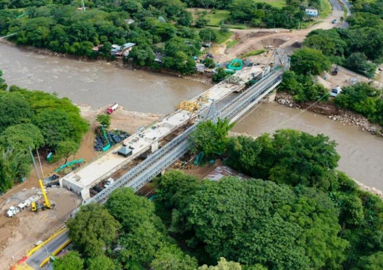 Puente del Chárte logró la unión de sus dos extremos gracias a la fundición de la dovela final 