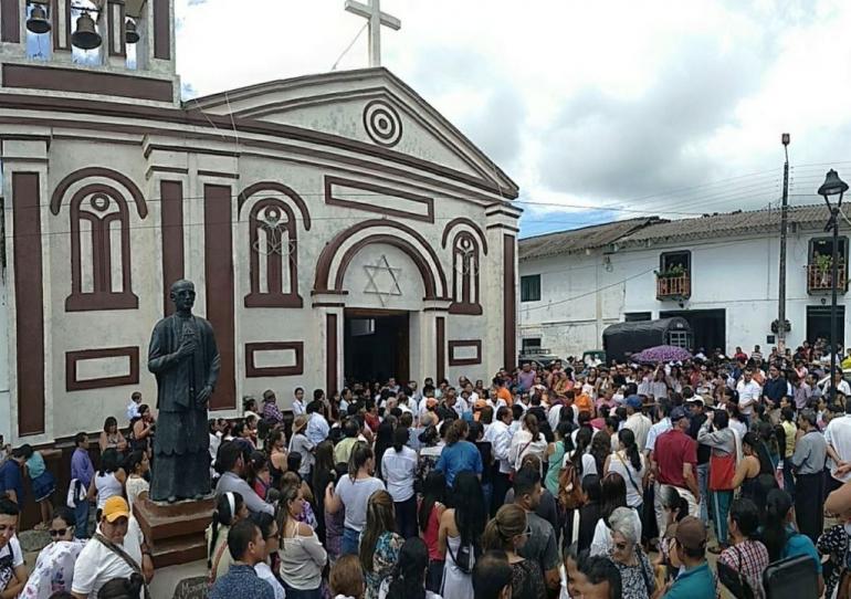 Con masivo acompañamiento, fue despedido el narrador y concejal de Támara Rolfe Montoya