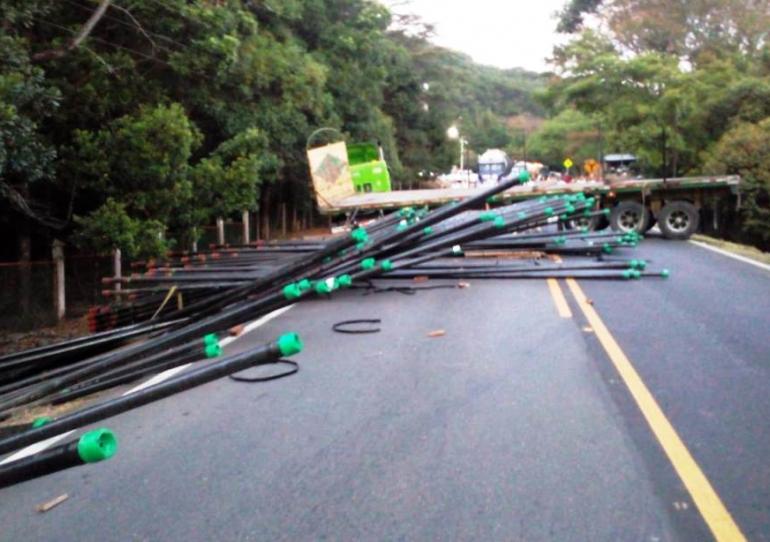 Tractocamión que transportaba tubos petroleros se accidentó en el sur de Casanare