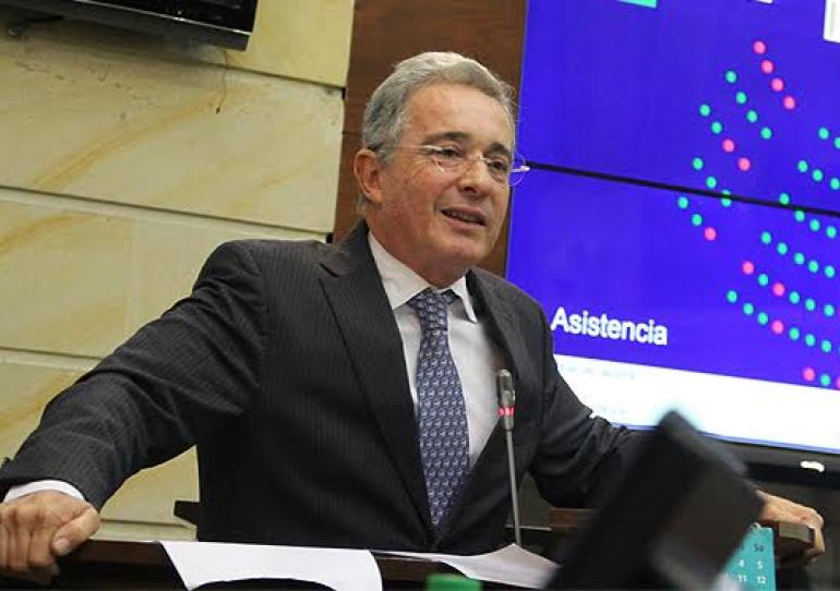 El expresidente Álvaro Uribe renuncia a su cargo como Senador de la República
