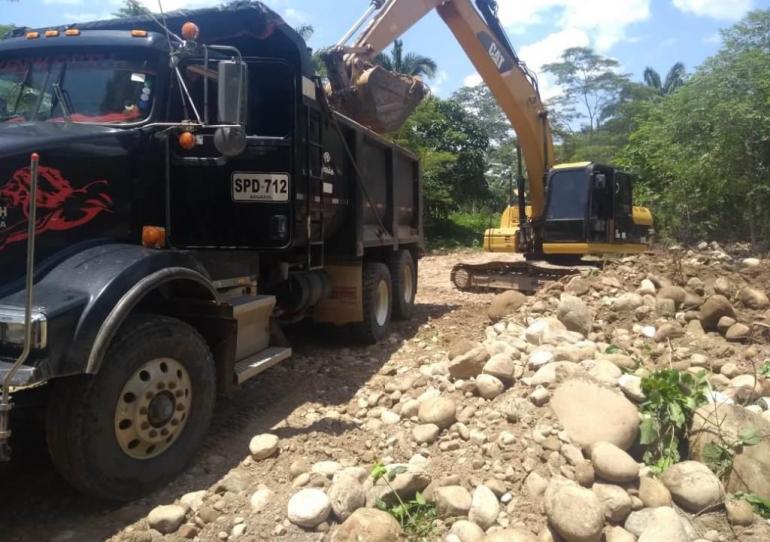 Con maquinaria de Gestión del Riesgo Departamental se rehabilita la vía Paz de Ariporo - Sácama 