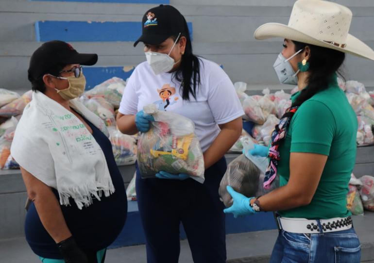 Senadora Amanda Rocío Gonzales llegó con ayudas a Pore